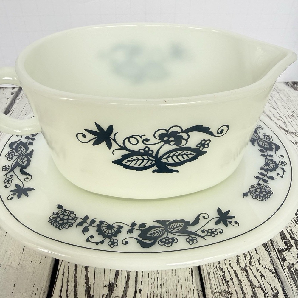 Pyrex Gravy Boat Old Town Blue Onion 77-B With Underplate 77-U Original Vintage